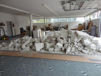 Es ist geschafft! Die Wand ist zerkleinert und reif für den Abtransport.