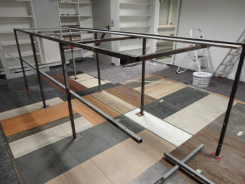 Die ersten drei Meter des Anlagengestells stehen - alles präzise ausgerichtet.