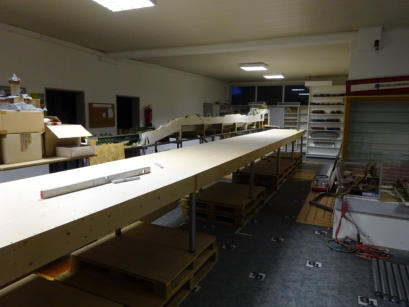 Die neuen Tische sind aufgebaut.