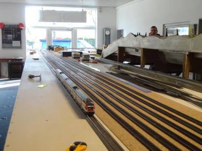 Der erste Zug kann seine Probefahrt antreten.