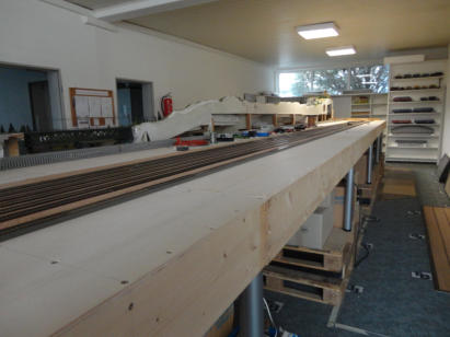 Die ersten Schienen sind gelegt.