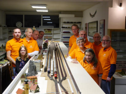 In einheitlichem Orange - ein Teil unserer Mannschaft nach dem Fahrbetrieb