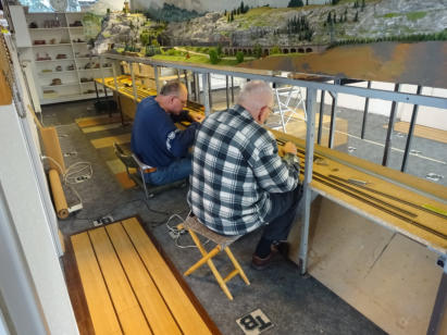 Mühsames Schienenverlegen in der „Unterwelt“