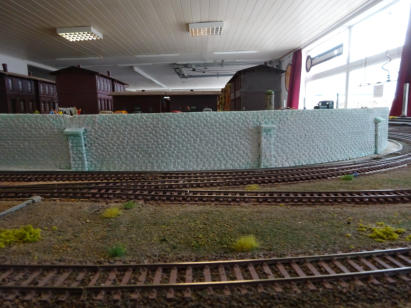 Ein erster Anstrich mit Grundierung ist erfolgt