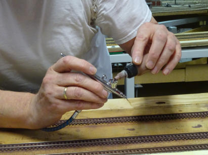 Die Rostfarbe wird eingefüllt